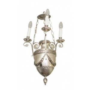 Żyrandol platerowany srebrem (A vase-shaped silvered three-branch hanging lamp)