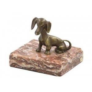 Przycisk do papieru  (A patinated bronze and rouge marble paperweight modelled as a dachshund)