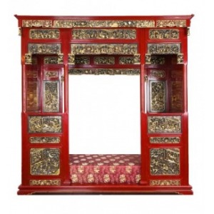 Łóżko chińskie (A Chinese carved gold and red lacquer single canopy bed)