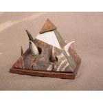 Rzeźba Ceramiczna „Kwitnąca Piramida” – Włodzimierz Podlecki (ur. 1940)