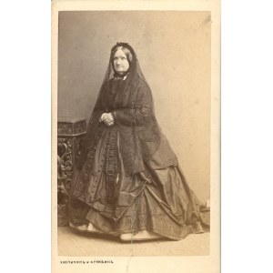 Národní smutek - žena v černých šatech, kolem roku 1863