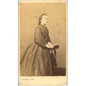Státní smutek] Žena ve smutečním oděvu, Brand &amp; Eder, Lvov, asi 1865