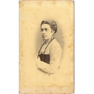 Żałoba Narodowa] Kobieta z biżuterią żałobną, Maliszewski, Kraków, ok. 1865
