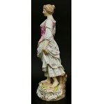 Porcelanowa figura kobiety z koszem,Miśnia