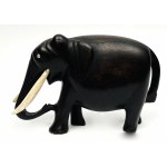 Figura słonia z drewna