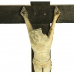 Chrystus na krzyżu na drewnianej podstawie XVIII/XIX w