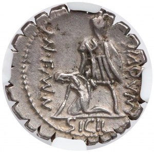 Roman Republic, Mn. Aquillius Mn Denarius serratus (71 BC)