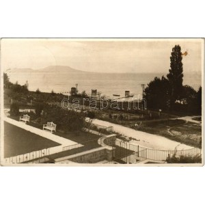 1936 Balatongyörök, Balaton part fürdőkabinokkal, vasúti sín, park. photo