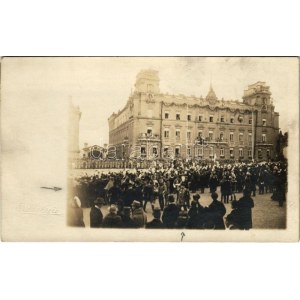 1916 Budapest I. Szent György tér IV. Károly király koronázási ünnepsége közben...