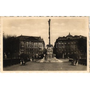 Budapest V. Szabadság tér, Trianoni országzászló, irredenta szobrok, csendőr
