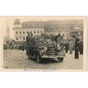 1940 Kolozsvár, Cluj; bevonulás virágokkal díszített autóval, Központi szálloda, Nimberger üzlete ...