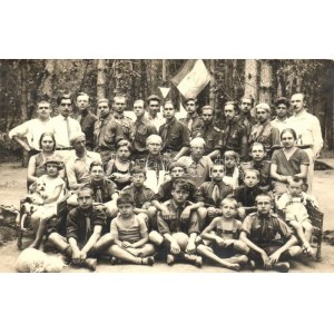 1928 Celldömölki 356. sz. Kapisztrán János cserkészcsapat csoportképe a Balozsai erdőben, ebéd után ...