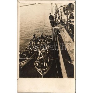 Első világháborús osztrák-magyar matrózok beszállása egy csatahajóba csónakokból / K.u.K. Kriegsmarine...