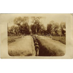 Első világháborús osztrák-magyar katonák lövészárokban / WWI K.u.k. military trench with soldiers. photo (EK...