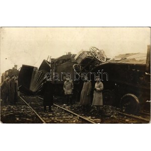 1918 Német katonák egy vasúti szerencsétlenség mellett / WWI German military, soldiers at a railway accident...