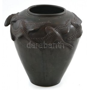 Japán váza. Öntött, patinázott bronz. Felületén relief japán daru madarak. Japán, Meiji-kor, 1900 körül. Jelzett. m...