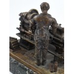 Carl Kauba (1865-1922) A Mechanikus Bronz, patinával. Téglalap alakú talapzat zöld márványból, fehér erezettel...