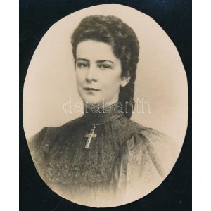 cca 1910 Erzsébet királyné portréja, keményhátú fotó körbevágva, 10×8 cm / Portrait of Empress Elisabeth of Austria...