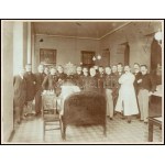 1906 Orvosi vizit, rajta Id. báró tolcsvai Korányi Frigyes (1827-1913) orvosprofesszor és tanítványaival, fotó kartonon...