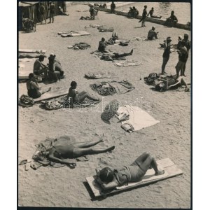 cca 1938 Escher Károly (1890-1966) fotóriporter és fotóművész pecsétjével jelzett vintage fotó (napozók)...