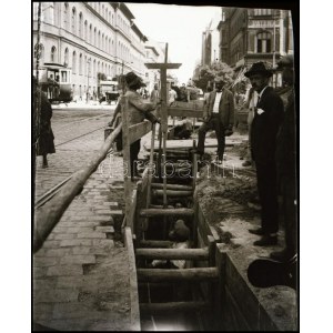 cca 1930 Budapest, kábelfektető árok, Kerny István (1879-1963) budapesti fotóművész hagyatékából 2 db vintage NEGATÍV...