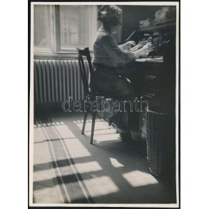 1932 Kinszki Imre (1901-1945) budapesti fotóművész pecséttel jelzett vintage fotóművészeti alkotása (Gépírónő)...