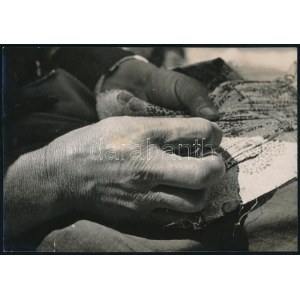 Sugár Kata (1910-1943): Hímző kézfejek, hátoldalán feliratozott vintage fotóművészeti alkotás...