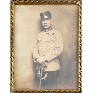 cca 1925 Vitéz bürkösi Latzin Rajmund (1858-1929) altábornagy kitüntetéseivel, fotó korabeli keretben, kis foltokkal...