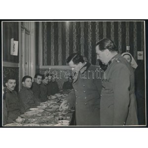 1943 Vitéz nagybaczoni Nagy Vilmos (1884-1976) honvédelmi miniszter hadirokkantakat látogat a Margitszigeten...