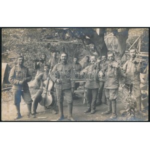 1917 A k.u.k. 38. gyalogezredbeli magyar cigányzenekar a fronton, hátoldalt feliratozott fotó, jó állapotban, 8,5×13...