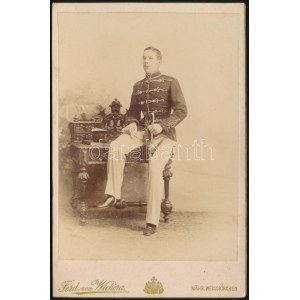 cca 1900 Kunz Géza (1878-1905) cs. és kir. huszár hadnagy, későbbi főhadnagy díszegyenruhában, karddal...