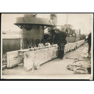cca 1914-1918 A Száva torkolatának közelében kihalászott, angol torpedók tárolására használt rekesz az SMS Szamos...