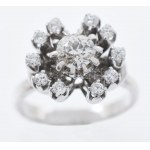18 K fehérarany gyűrű 11 db gyémánttal. 0,4 c VVS1-VS, F-G, 0,55c VS1-SI G-H Br 5,4 g, m: 53 Certifikáttal...