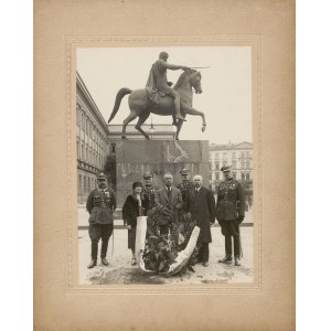 [Foto] Menschengruppe am Denkmal des Fürsten Józef Poniatowski in Warschau [nach 1923, vor 1939] [Zakład Fotograficzny W. Złakowski].