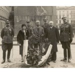 [fotografia] Grupa ludzi przy pomniku ks. Józefa Poniatowskiego w Warszawie [po 1923, przed 1939] [Zakład Fotograficzny W. Złakowski]