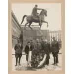 [Foto] Menschengruppe am Denkmal des Fürsten Józef Poniatowski in Warschau [nach 1923, vor 1939] [Zakład Fotograficzny W. Złakowski].