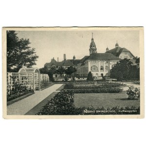 [Postkarte] ŚWINOUJŚCIE. Seebad Swinemünde. Kurhausgarten [1933].