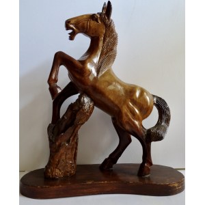 Rzeźba konia na podstawie, drewno