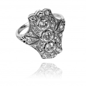 Platynowy pierścionek w stylu Art Deco z diamentami