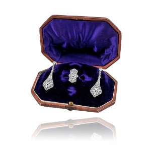 Komplet biżuterii - pierścionek oraz kolczyki z diamentami wykonane ze złota