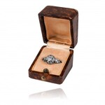 Platynowy pierścionek z diamentami z motywem koniczyny