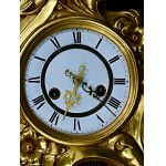 Zegar ścieny z dekoracyjnym złoconym frontem w stylu rokokowym