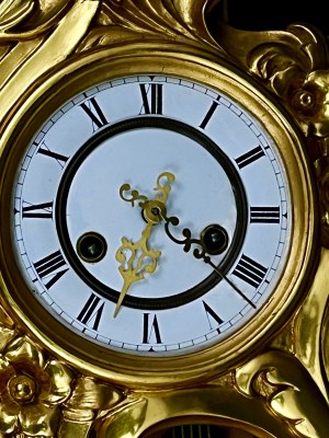 Zegar ścieny z dekoracyjnym złoconym frontem w stylu rokokowym
