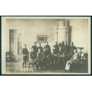 J. Piłsudski z oficerami u bp. Władysława Bandurskiego w Pałacu Rzeczypospolitej w Wilnie