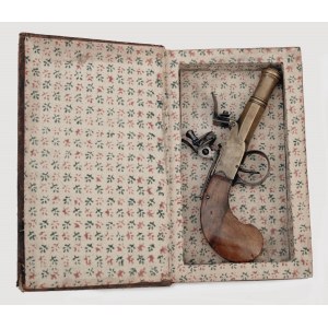 Kapesní křesadlová pistole ve schránce v podobě knihy
