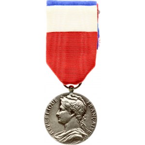 France Medal 1978 Ministry of Labor and Social Security. Silver. Weight approx: 12.24 g. Diameter: 30x27 mm...