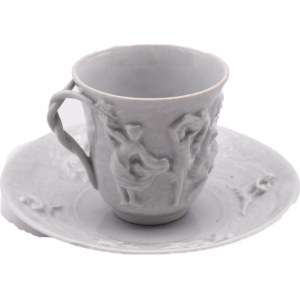 Tazza in ceramica con putti in rilievo