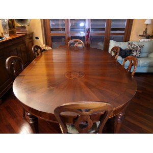 Tavolo in legno e decori con 6 sedie