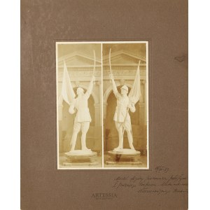 Fotograf nierozpoznany, 2 ćw. XX w., Dwie fotografie gipsowego modelu pomnika Dowborczyków, 1929