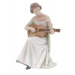 Grająca na gitarze, Bing&Grondahl, l. 1902-1914, proj. Ingeborg Plockross Irminger